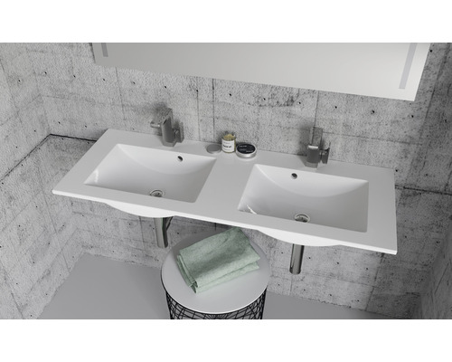 Dvojité umyvadlo se dvěma umyvadly v koupelně