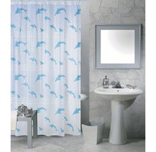 Koupelna se sprchovým závěsem, umyvadlem a zrcadlem