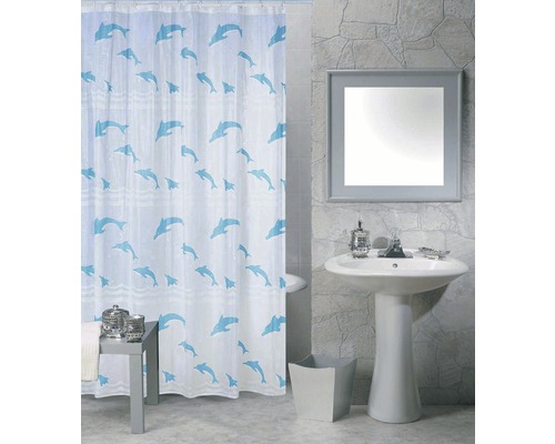 Koupelna se sprchovým závěsem, umyvadlem a zrcadlem