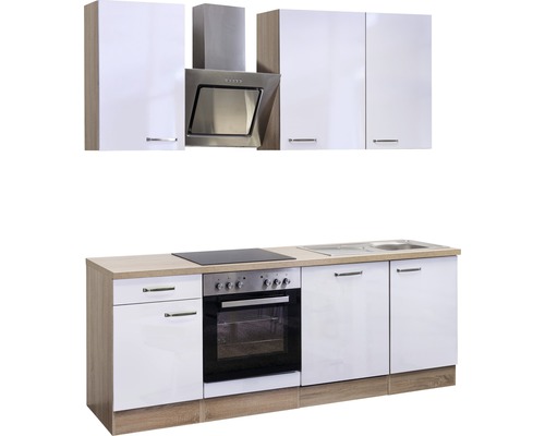 Moderní kuchyně s vestavnými spotřebiči, dřezem a závěsnými skříňkami