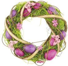 Dekorativní velikonoční věnec s vejci, motýly a květinami.