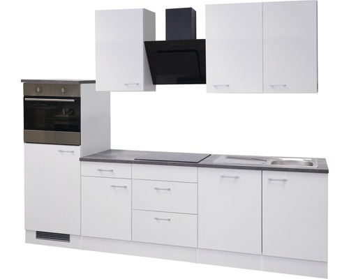 Kompletní bílá kuchyně s horními a dolními skříňkami, dřezem, sporákem a odsavačem par