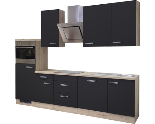 Moderní kuchyňská linka s horními a dolními skříňkami, dřezem, sporákem a digestoří.