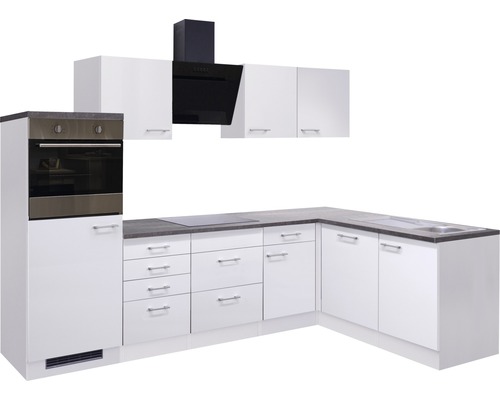 Kompletní kuchyně s bílými skříňkami, digestoří a troubou