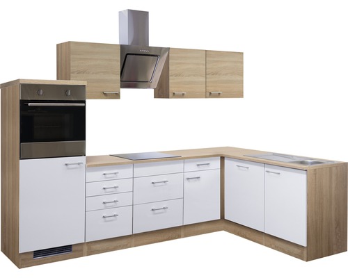 Kompletní kuchyně s dřezem, varnou deskou, digestoří a troubou.