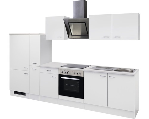 Bílá kuchyňská linka s odsavačem par a elektrickými spotřebiči