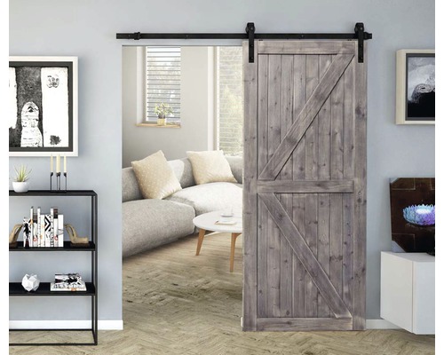 Dřevěné posuvné dveře s kováním v obývacím pokoji