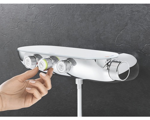 Sprchová armatura s otočnými knoflíky pro ovládání funkcí vody