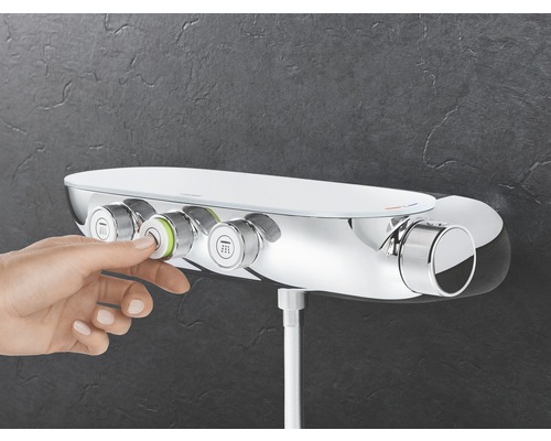 Nástěnná sprchová armatura s regulátory pro ovládání sprchy a teploty