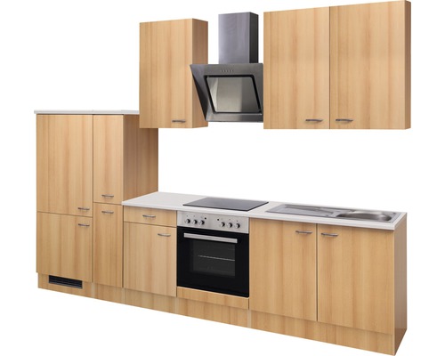 Kuchyňská linka se závěsnými skříňkami, digestoří, sporákem, dřezem a vestavěnými skříněmi