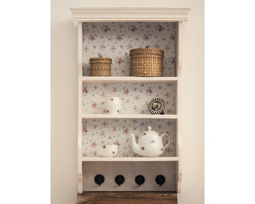 Police s košíky, nádobím a věšáky