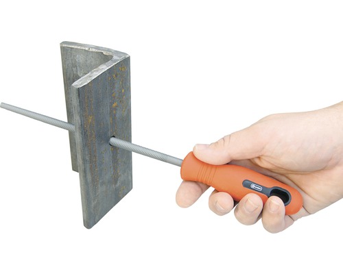 Kulatý pilník prochází otvorem v kovovém úhelníku