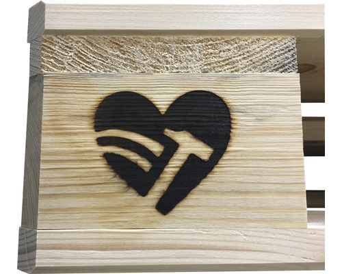 Dřevěná bedna s vypáleným motivem srdce