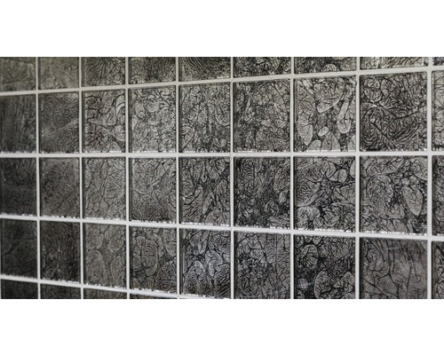 Detail mozaikových dlaždic s abstraktním vzorem