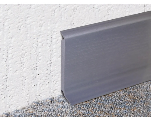 Šedá soklová lišta na zdi