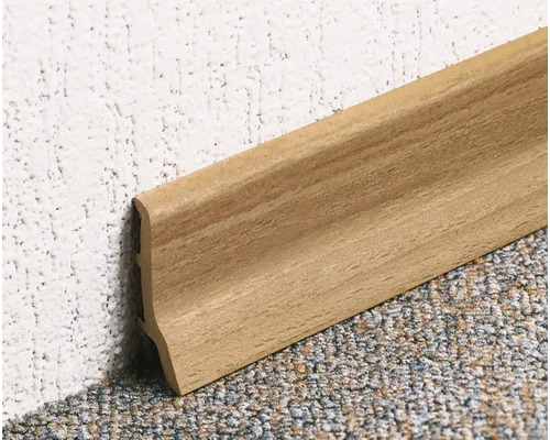 Dřevěná podlahová lišta na zdi a koberci