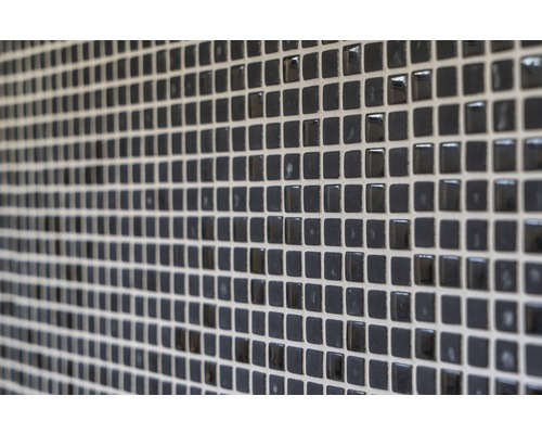 Obkládačky se položí malými čtvercovými dlaždicemi