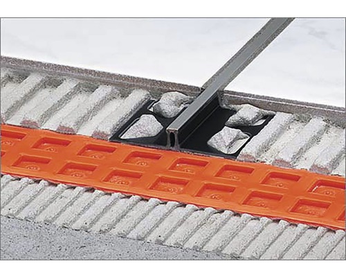 Drenážní žlab s štěrkem a dlaždicemi