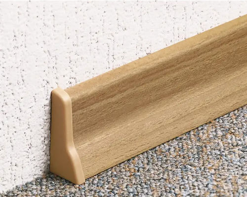 Dřevěná podlahová lišta na zdi