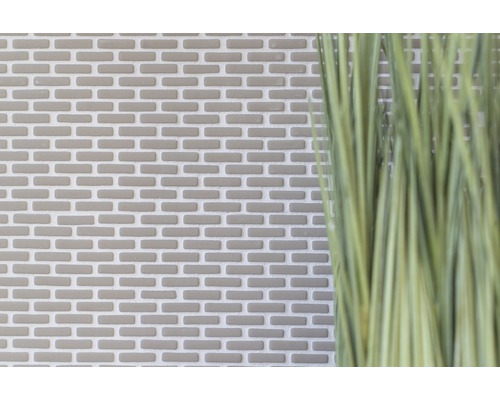 Mozaiková dlaždice ve vzhledu cihel a umělá rostlina