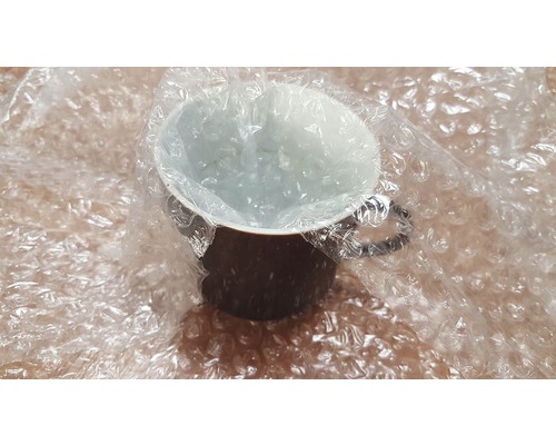 Šálek v bublinkové fólii pro ochranu během přepravy