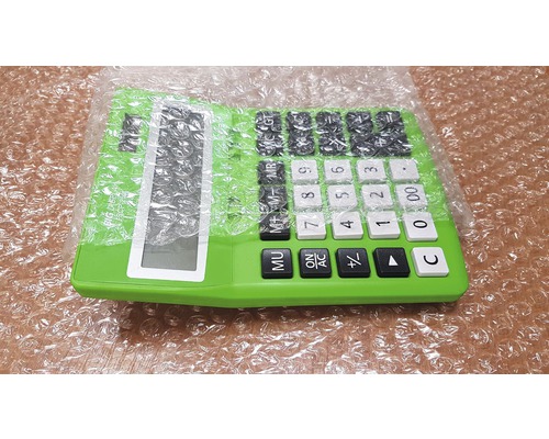 Zelená stolní kalkulačka s tlačítky a displejem