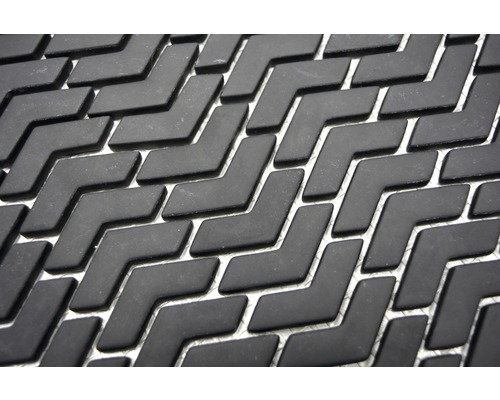 Detail podlahové rohože se vzorem šipek.