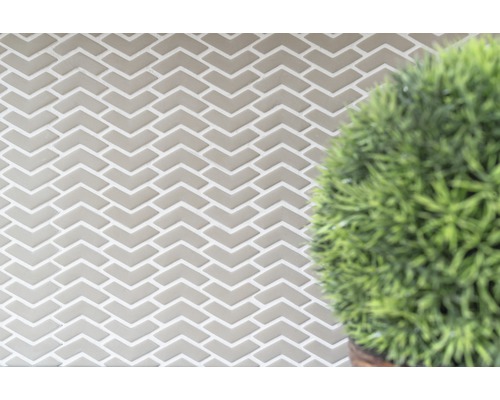 Stěna z dlaždic s rybím vzorem a rostlinou