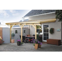 Zastřešená terasa s dřevěnou konstrukcí a zahradním nábytkem.