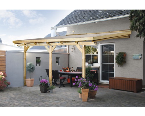 Zastřešená terasa s dřevěnou konstrukcí a zahradním nábytkem.