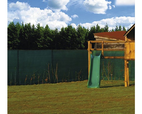 Scéna s dětským hřištěm na zahradě a zástěnou pro soukromí