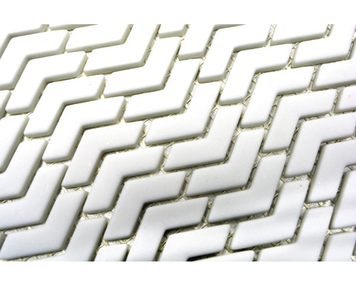 Detail bílých rohových mozaikových dlaždic