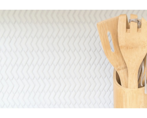 Kuchyňské náčiní z bambusu v nádobě na bílém pozadí