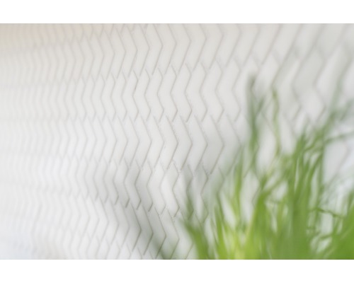 Bílá cihlová zeď s rybím vzorem