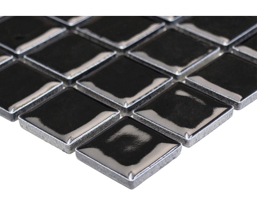 Mozaiková dlaždice s čtvercovými lesklými kameny