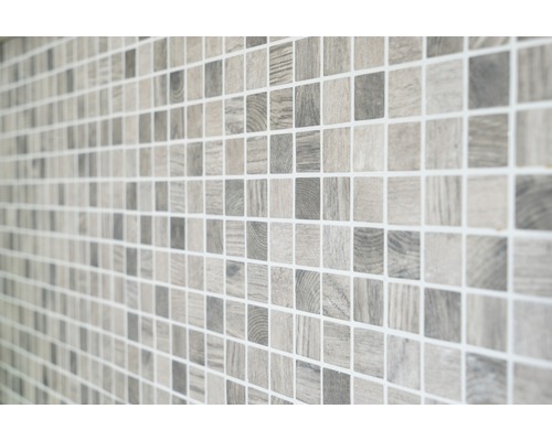 Mozaikové obklady s imitací dřeva na stěně