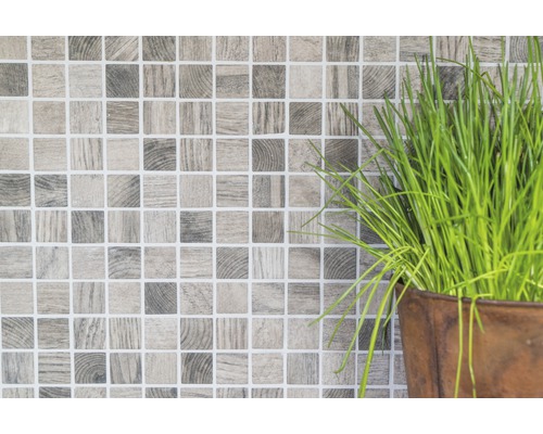 Mozaikové dlaždice s dřevěným vzhledem jako obklad stěn