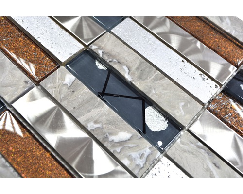 Mozaiková dlaždice se skleněnými, kamennými a kovovými prvky