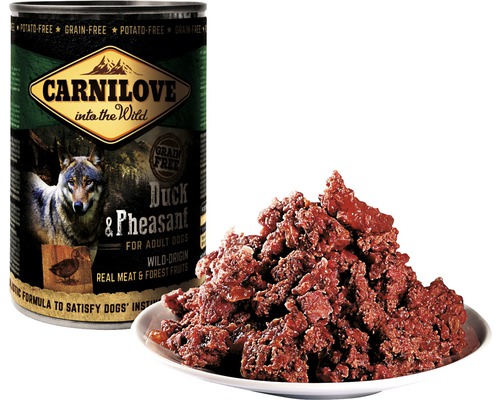 Carnilove vlhké krmivo kachna a bažant pro dospělé psy s recepturou s masem vedle porce na talíři.