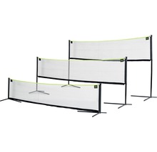 Tři badmintonové sítě v různých výškách s černými rámy a sítěmi na kovových nohách