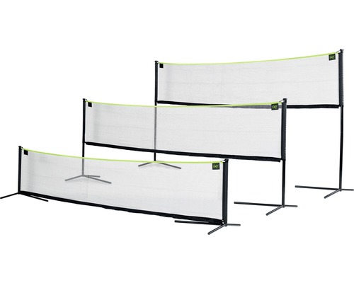 Tři badmintonové sítě v různých výškách s černými rámy a sítěmi na kovových nohách