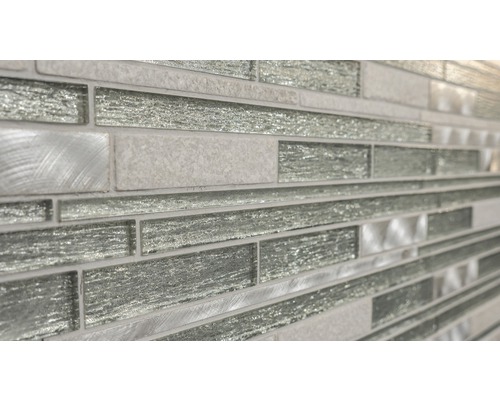 Detailní pohled na obkládačku se skleněnými a kovovými prvky