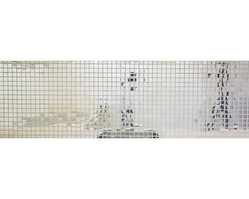 Stěna obložená malými čtvercovými dlaždicemi