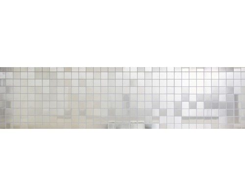 Stěna z dlaždic s maloformátovými čtvercovými dlaždicemi.