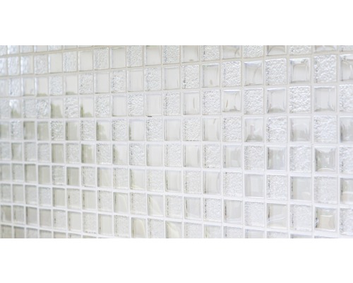 Detail čtvercových skleněných mozaikových dlaždic