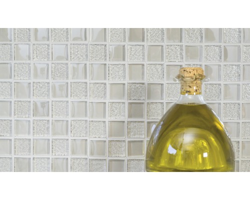 Skleněné mozaikové dlaždice s lahví oleje v popředí