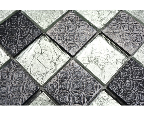 Dekorativní mozaikové dlaždice s květinovým vzorem a stříbrným povrchem