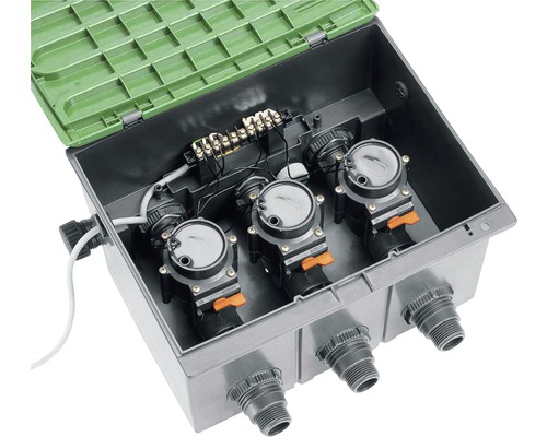 Ovládání zavlažování pro zahradu se třemi ventily v jednom krytu.