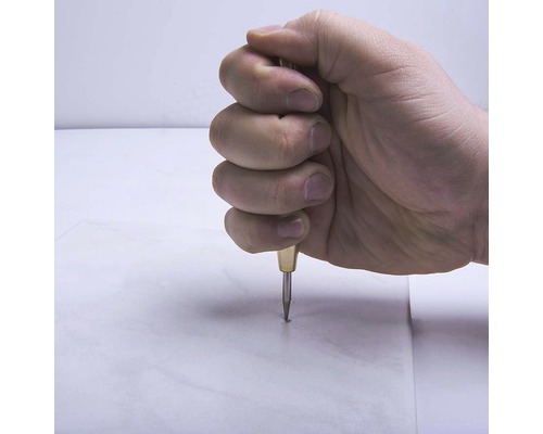 Ruka umisťující důlčík na obrobek