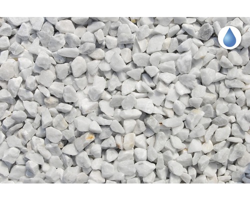 Detailní záběr bílých mramorových oblázků se symbolem vodoodpudivosti